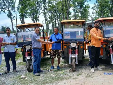 बराहक्षेत्रका फलफूल र तरकारी कृषकलाई विद्युतीय ढुवानी साधन वितरण
