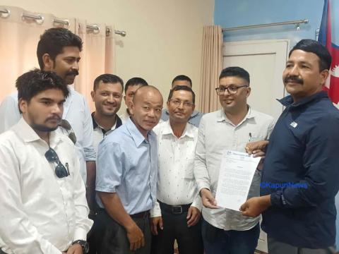 इटहरीका मेयरलाई महासङ्घले बुझायो ज्ञापन पत्र, माफी माग्न र आरोप प्रमाणित गर्न चेतावनी 