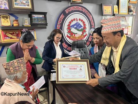 रङ्गभेद उन्मूलन दिवसमा सुरेश गन्धर्व सहित ७ जना परम्परागत पेशाकर्मी सम्मानित 